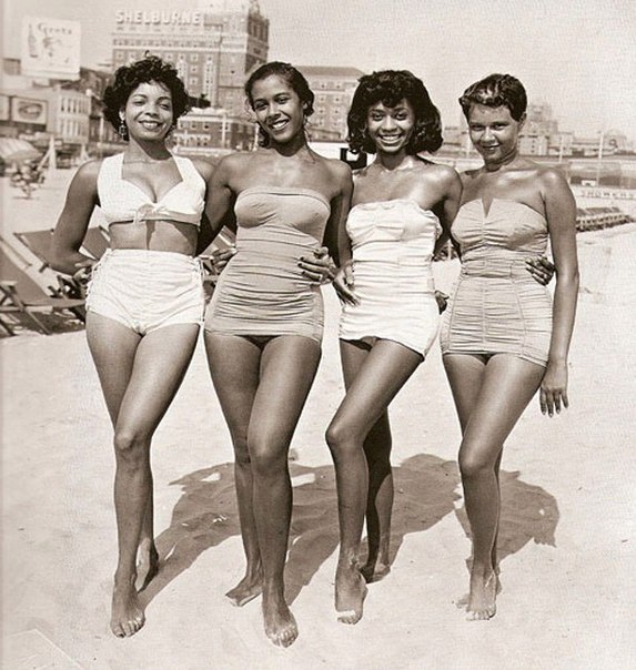 Купальники 1954 года. Сейчас это называется платье 
