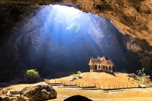 В национальном парке Таиланда. Кхаусамройет, в 300 км от Бангкока, есть невероятная пещера Пхрайа Накхон. Свое название она получила в честь первооткрывателя Пхрайа Накхон, который 200 лет назад нашел её при невыясненных обстоятельствах.