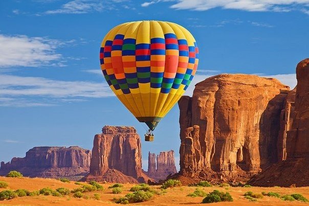 Воздушный шар пересекает Долину Монументов в северной Аризоне, США
