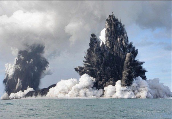 Извержение подводного вулкана.