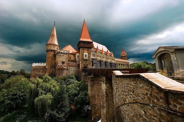 Замок Корвинов, Румыния.