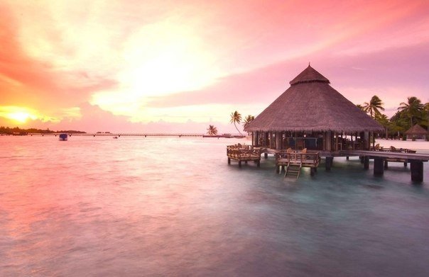 Шикарный закат на Мальдивах.