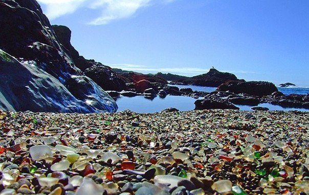 В национальном парке МакКеррихер (Калифорния) есть необычный пляж, усыпанный тысячами разноцветных стеклянных камешков.