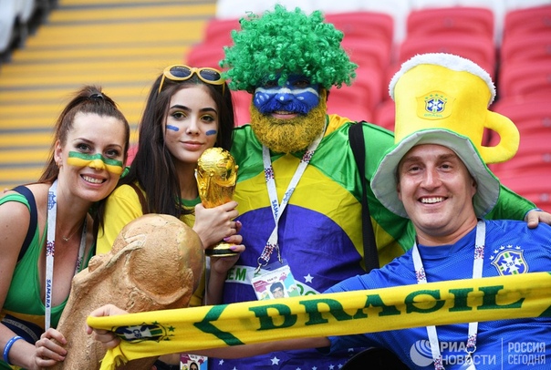Совсем скоро в Казани начнется матч Бразилия – Бельгия. Сумасшедшие костюмы и бурные эмоции болельщиков сборных – в нашей фотоленте  #ЧМ2018 #Ф2018
