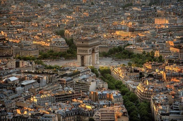 Триумфальная арка на площади Шарля де Голля, Париж, Франция