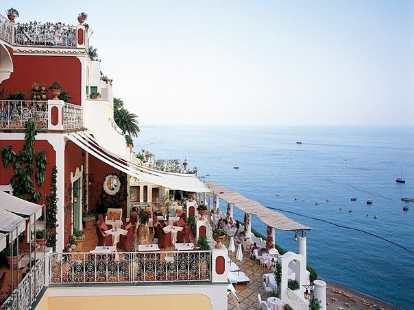 Великолепный вид с террасы отеля Le Sirenuse, Позитано, Италия