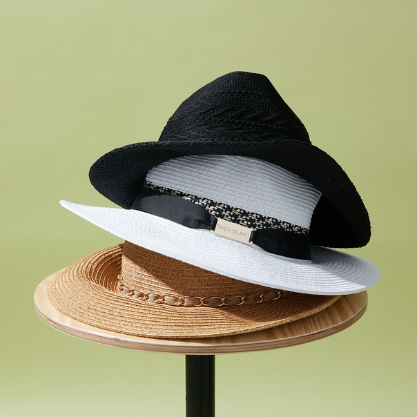 Белая, черная или бежевая – мы уверены, что еще одна соломенная шляпа лишней точно не будет! 