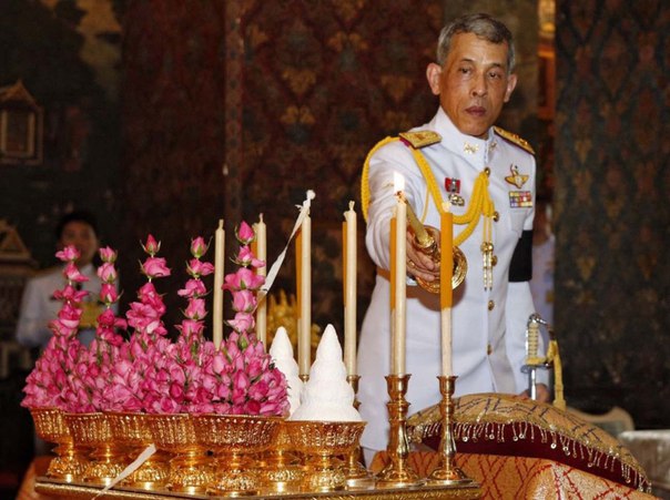 Его Величество Маха Вачиралонгкорн король Таиланда Рама X в День Асаха Пуджи