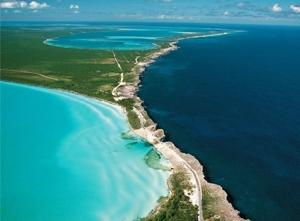 Место, где встречаются Карибское море и Атлантический океан.