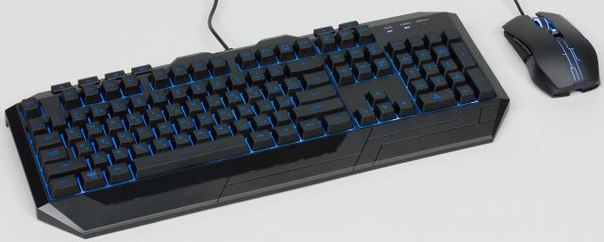 Cooler Master Devastator 3 - симпатичный комплект из клавиатуры и мыши, с возможностью выбрать цвет подсветки и изменить в ограниченных пределах разрешение оптического сенсора. Для непривередливых геймеров