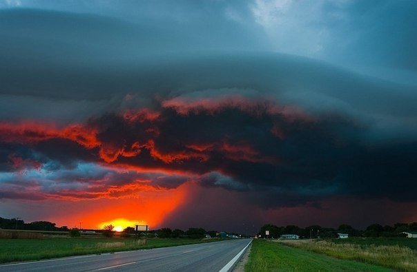 Контрастный закат перед ураганом, США