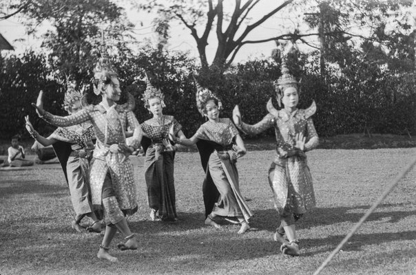 Выступление группы тайских танцовщиц, 1938 год.