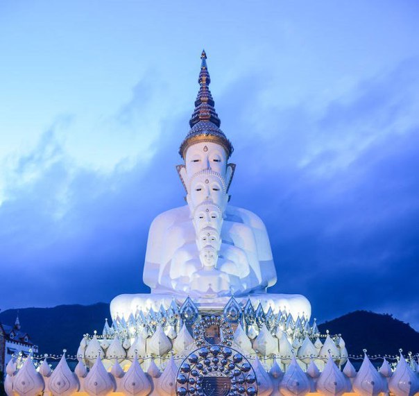 Big Buddha в Wat Pha Sorn Kaew, провинция Пхетчабун