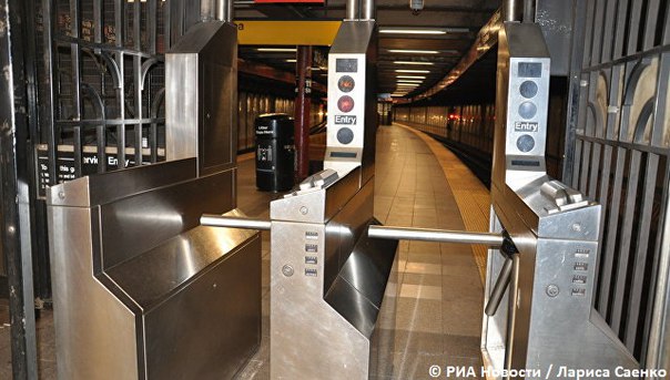 В Нью-Йорке в метро два вагона поезда сошли с рельсов: 