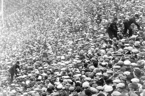Финал Кубка Англии «Кардифф» – «Арсенал» в 1927 году. Вот так в то время полицейские пробирались к своим местам – через фанатов