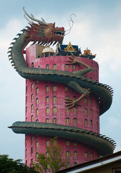 Необычный Храм Дракона построен в городе Накхон-Патом (Nakhon Pathom), находится в часе езды от столицы Таиланда.