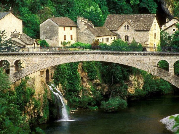 Мост в средневековой деревушке Сен-Шели-дю-Тарн, Франция