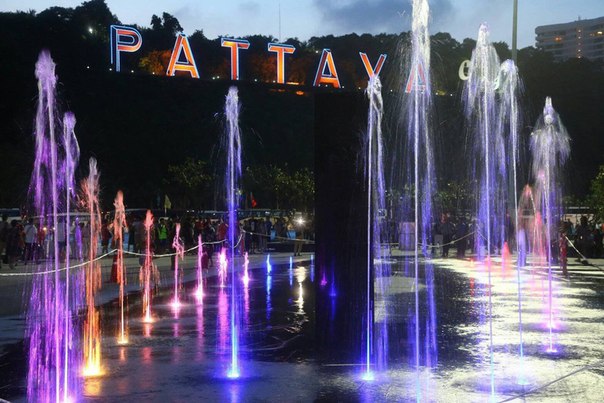 Цветные фонтаны и разноцветные дорожки на Бали Хай в Паттайе.