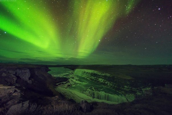 Исландия, северное сияние рядом с водопадом Гульфосс.