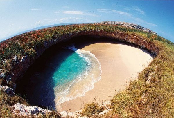 Скрытый пляж на Островах Мариетты в Мексике.
