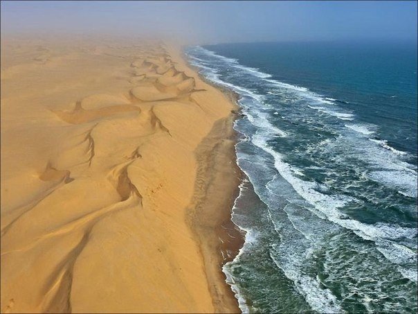 Столкновение двух противоположностей: пустыня Намиб и Атлантический океан.