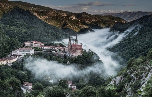 Деревня Ковадонга в тумане, Испания