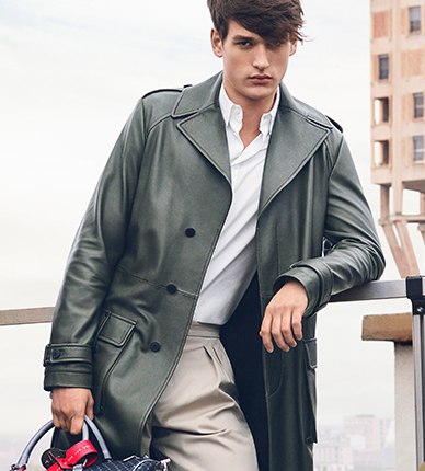 Нам нравится бренд Trussardi за практичность: яркие куртки, джинсовые юбки, удобные кроссовки и вместительные рюкзаки – вещи из новой коллекции бренда идеально подойдут на каждый день. 