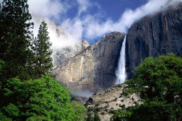 Водопад в Национальном парке Йосемити, Штат Калифорния, США.