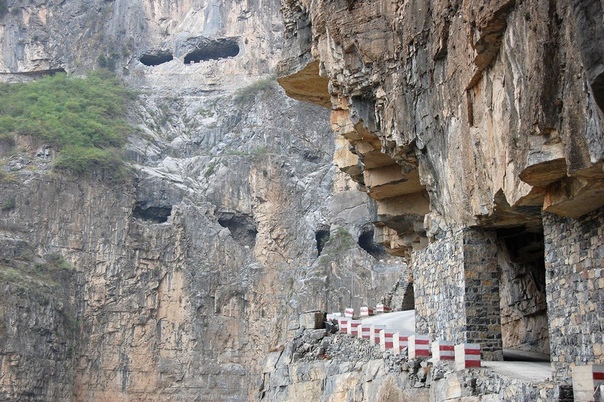 Причудливый тоннель, вырубленный в скале