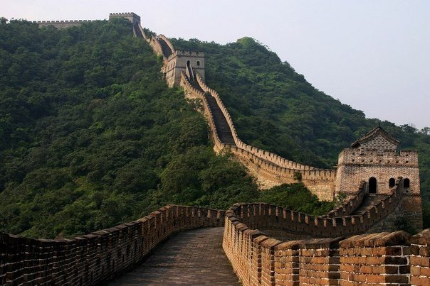 Великая Китайская стена - крупнейший памятник архитектуры.