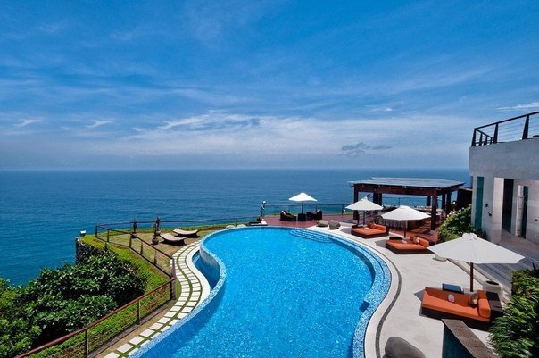 Вид из бассейна отеля The Edge Bali Villas, Бали, Индонезия.