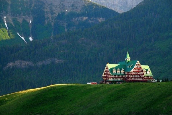 Отель в национальном парке Уотертон-Лейкс, Альберта, Канада