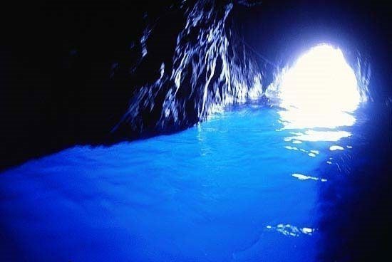 Голубой грот, Италия. Расположен на северном берегу острова Капри.