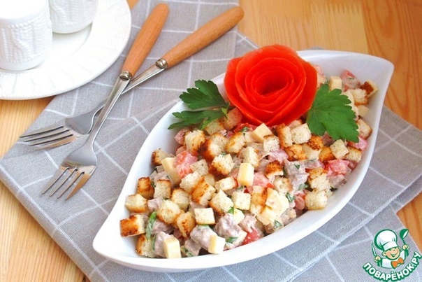 Салат с говядиной, помидорами и сыром