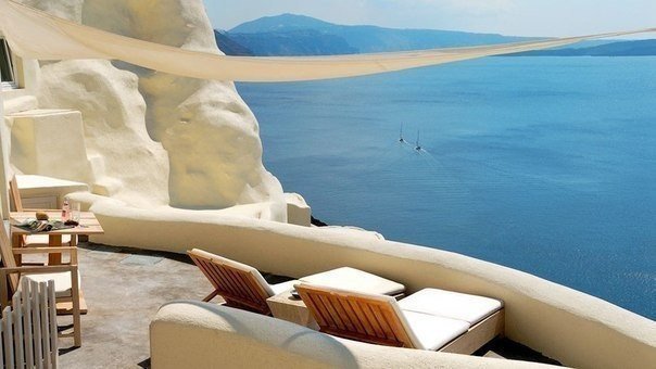 Вид с балкона отеля Mystique Resort, остров Санторини, Греция.