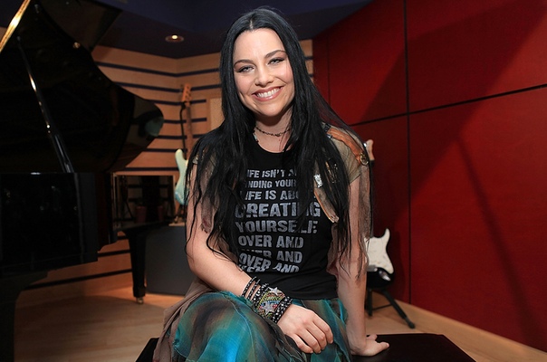 Фронтвумен Evanescence Эми Ли сегодня также принимает поздравления. Певице исполнилось 37 лет.