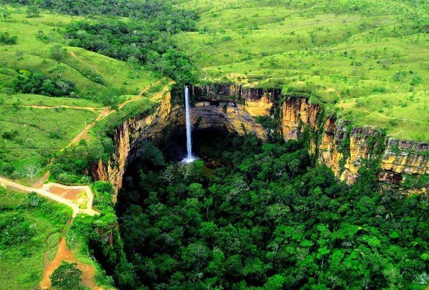 Водопад в Национальном парке Шапада Гимараес, Бразилия.