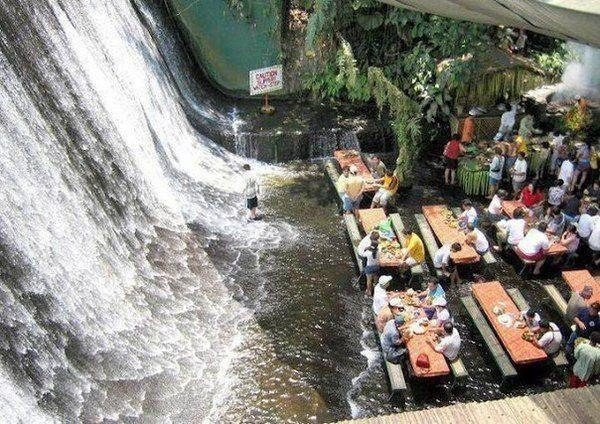 Невероятный ресторан расположен у красивого водопада курорта Villa Escudero на Филиппинах