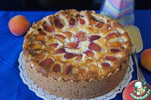 Творожный пирог со свежими персиками