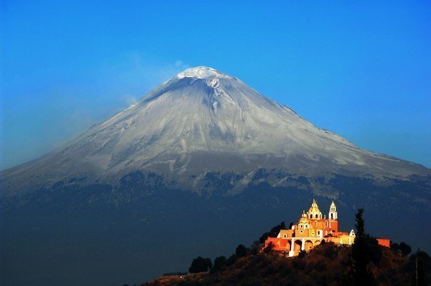 Вулкан и церковь. Город Руебла-де-Сарагоса, Мексика.