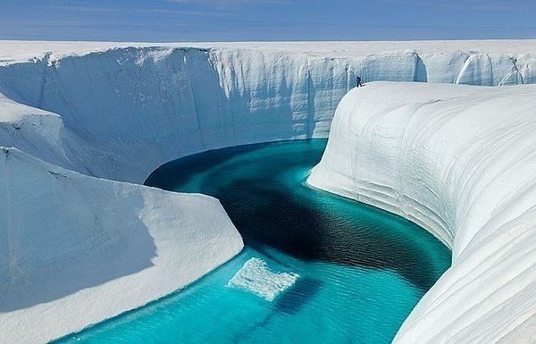 Голубая река в леднике, Гренландия.