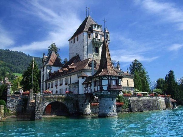Замок Шпиц и озеро Тун, Швейцария