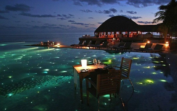 Романтический вечер в отеле на Мальдивах.
