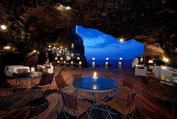 Ресторан Grotta Palazzese в Италии.