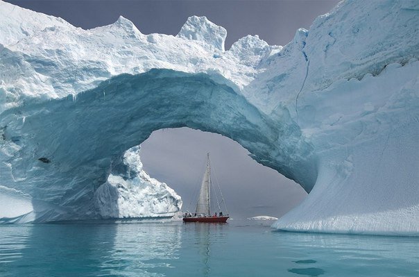 Айсберг в водах Антарктики