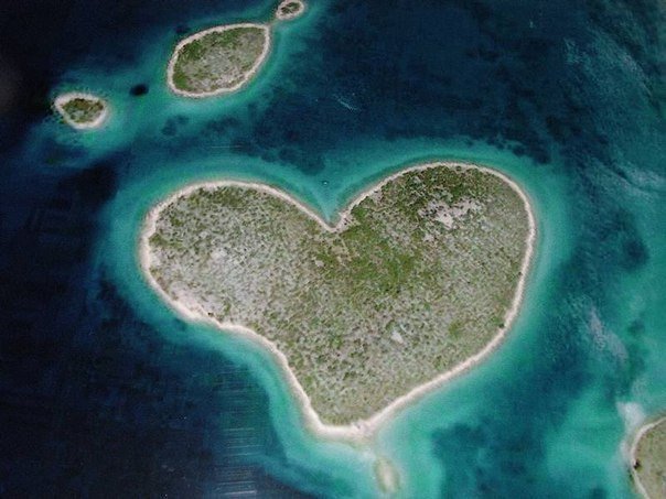 Остров Галешняк в виде сердца, Хорватия.