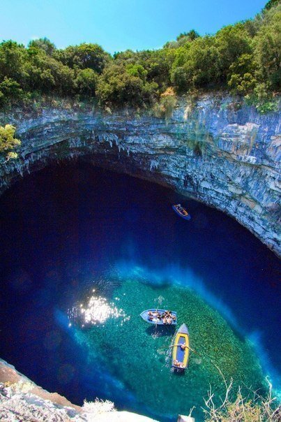 Озеро в пещере, Греция