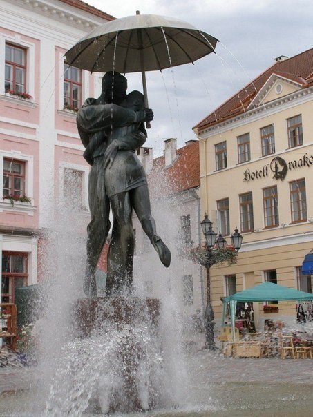 Оригинальный фонтан. Целующиеся студенты, Тарту, Эстония.