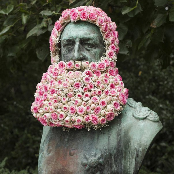 Бельгийский флорист Жофруа Моттар (Geoffroy Mottart) украсил в Брюсселе исторические памятники в короны и бороды из цветов.