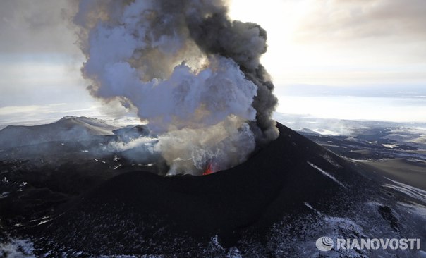 Ученый и гид выжили после падения в жерло вулкана: 